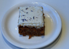 1 styk gulerodskage m/ ostecreme